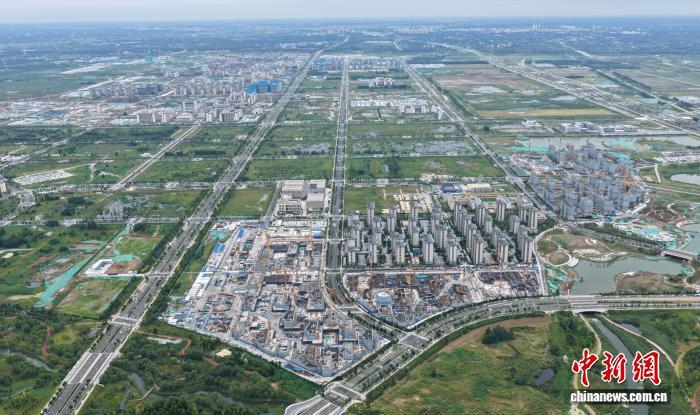 8月27日，航拍雄安新区启动区综合服务东北片区二期项目建设现场。该项目包含39栋住宅楼，一个幼儿园，一个会所，一个公交首末站，以及配套商业楼。(无人机照片) 中新社记者 韩冰 摄
