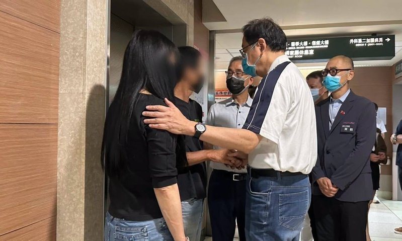桃園市長張善政(右)今天到醫院探視中彈的張姓警員與慰問家屬,允協助調整基層勤務負荷。圖/翻攝自張善政臉書