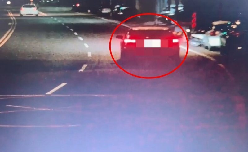 錢姓男子今天凌晨零時許駕車在高市大樹區九大路高速衝撞路邊砂石車，車頭被削去一半，錢男當場慘死；圖為事故前前男駕車繞行馬路畫面。記者石秀華／翻攝