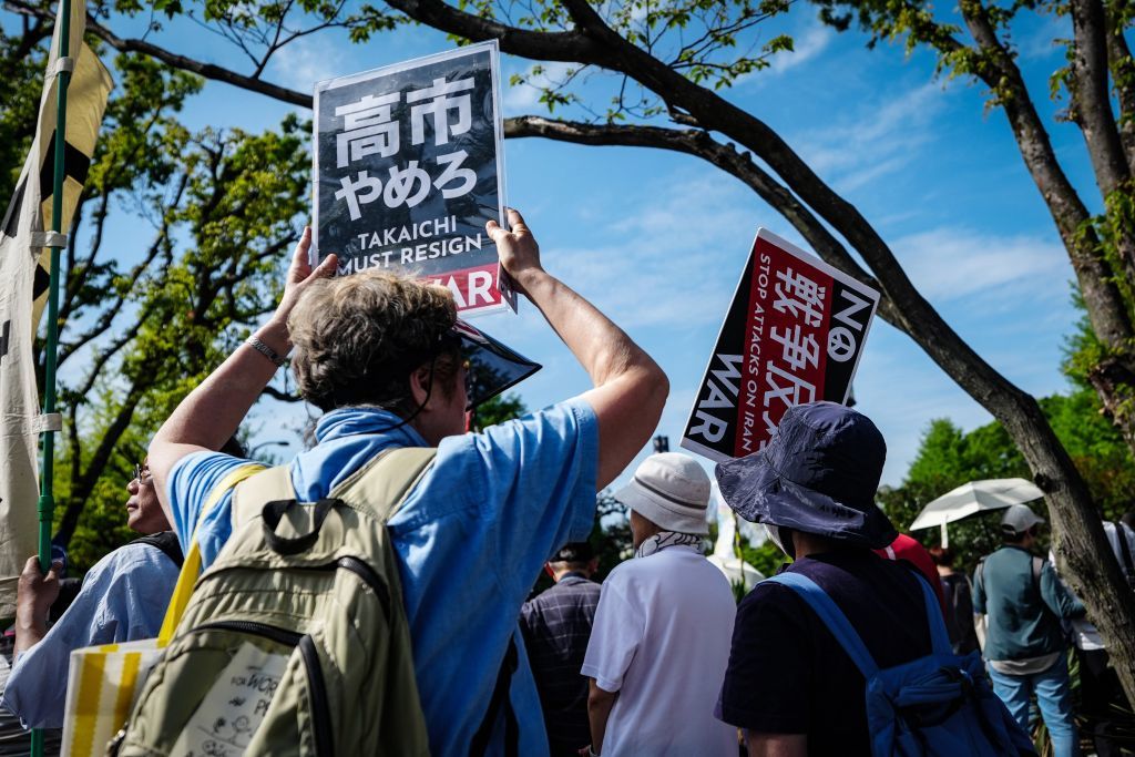 4月19日,人们在位于日本东京的国会议事堂周围参加抗议活动,呼吁守护和平宪法。新华社记者贾浩成摄