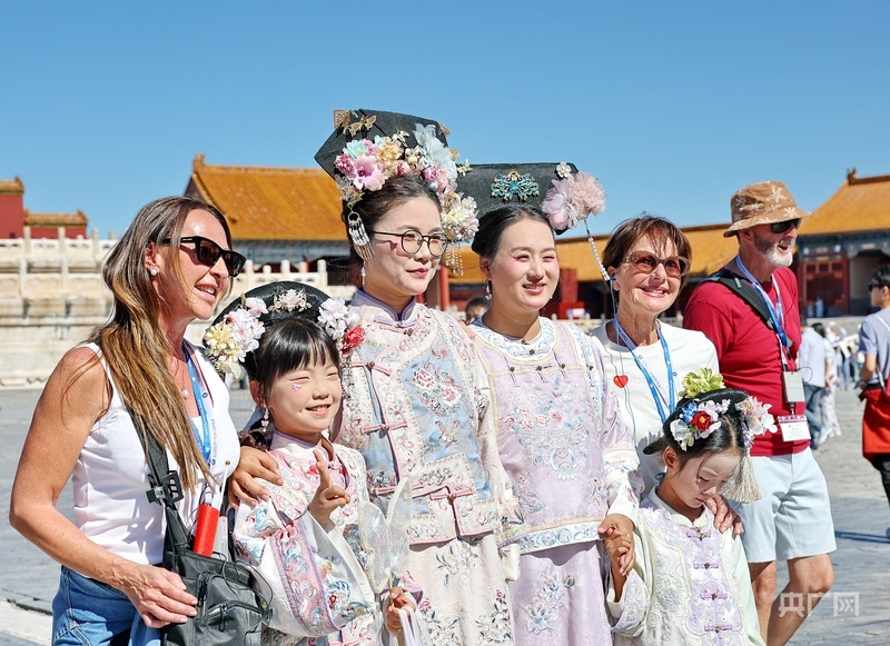 国庆假期“入境游”热度持续攀升,故宫成为外国游客首选打卡地。