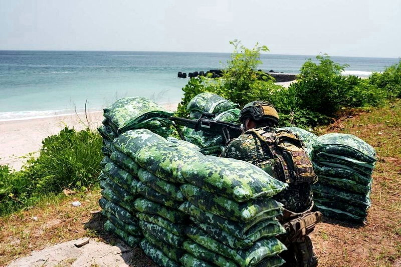 國軍「漢光42號演習」今天進入第2天，第四作戰區首次兵力前推小琉球。圖／第四作戰區提供