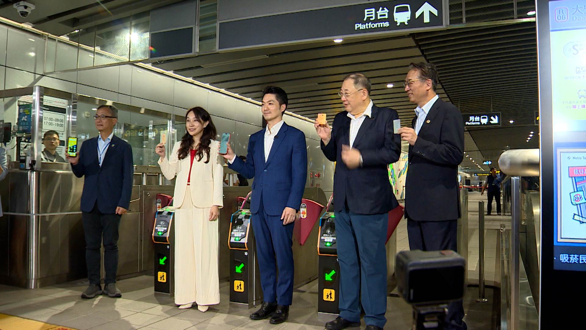 "新聞跨營.00\<em