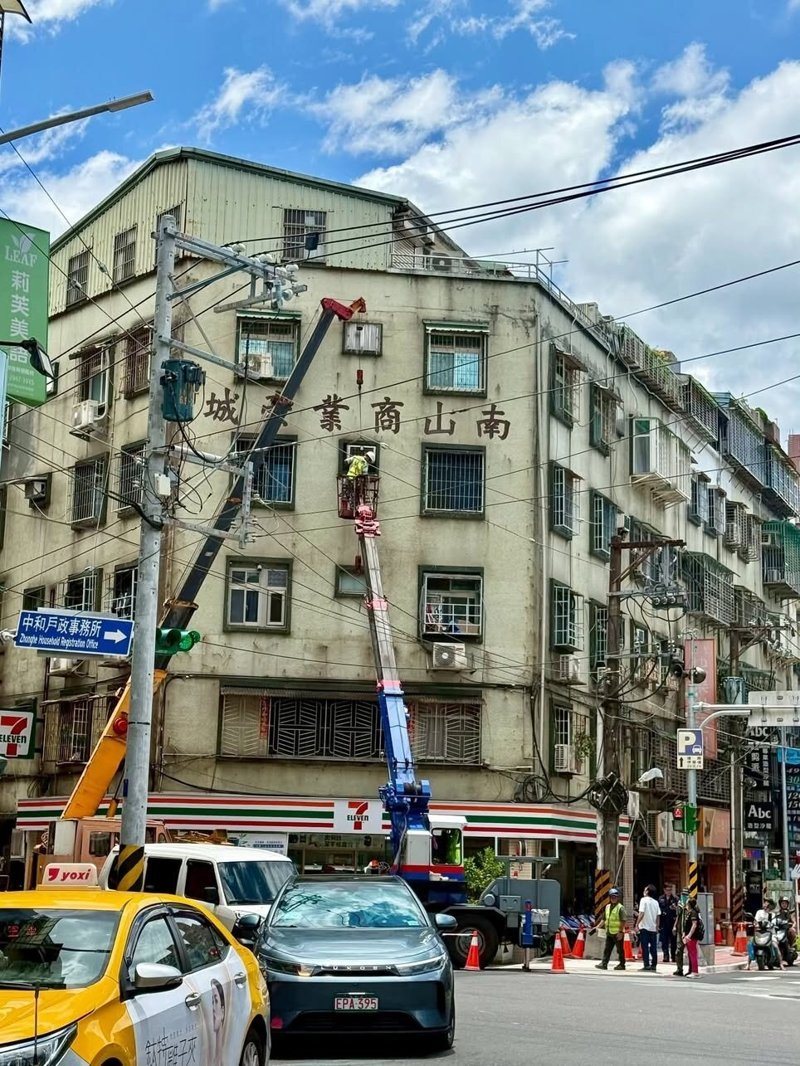 新北市中和區景安路一處大樓窗邊的老舊冷氣機搖搖欲墜,市議員張嘉玲接獲民眾通報後協調相關單位處理,工務單位今天上午出動吊車拆除。圖/翻攝自張嘉玲Threads