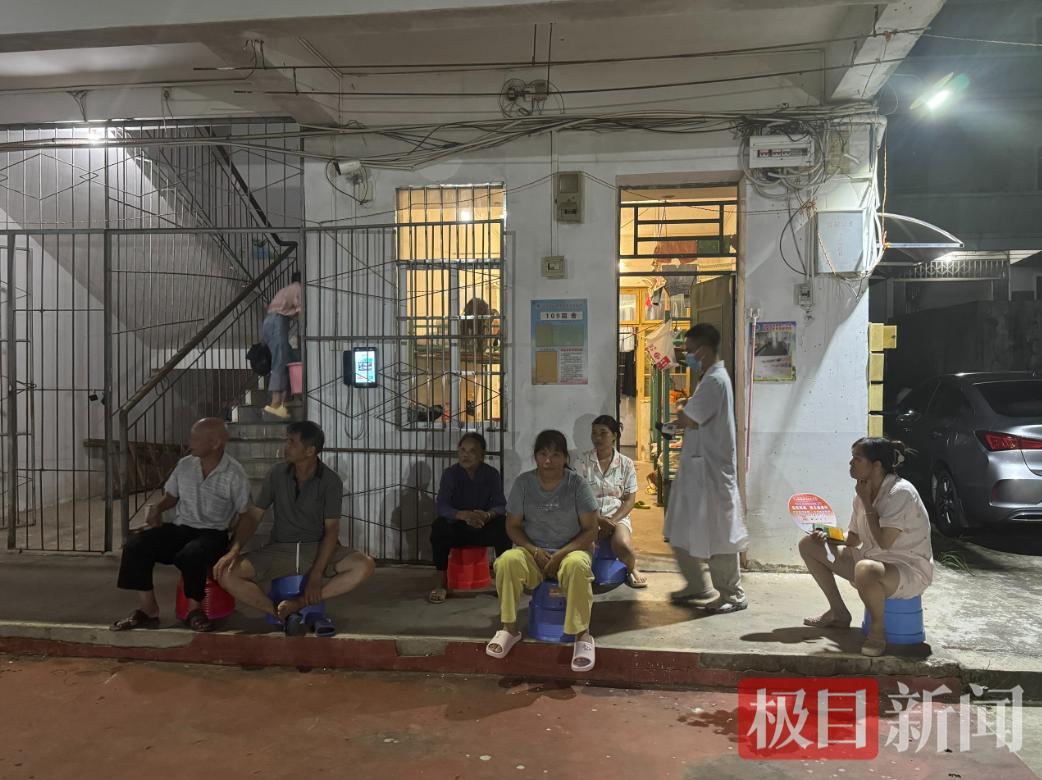 居民在宁明一中安置点（极目新闻记者摄）