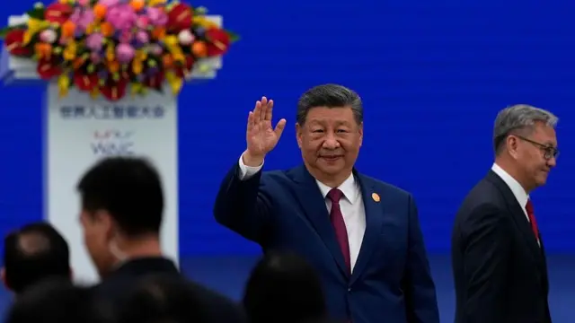 上海世界人工智能大会上，习近平举手找招呼，背景是蓝色底（17/7/2026）
