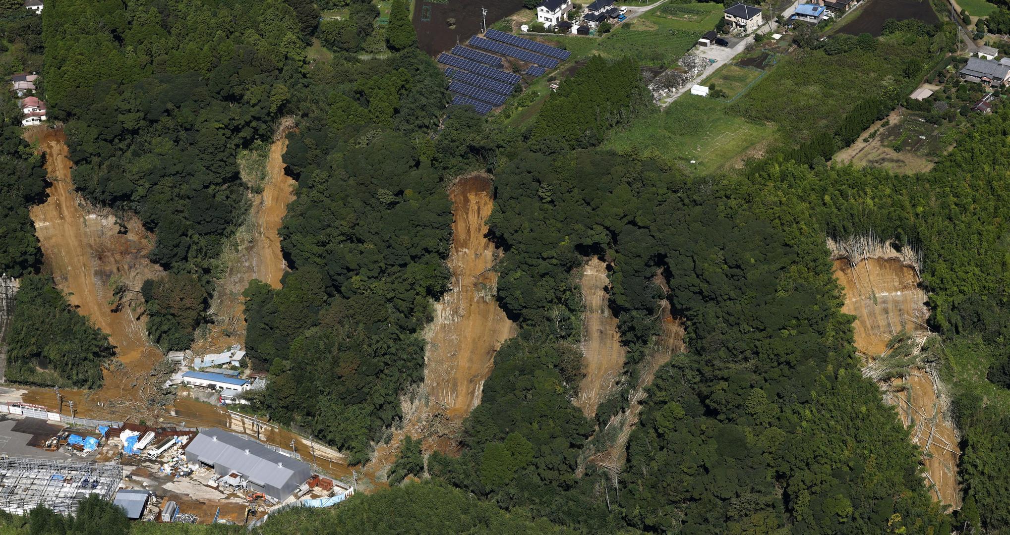 ▲当地时间2026年9月22日,日本东部千叶县中岛地区,因台风“杜鹃”引发暴雨,导致山体滑坡 图据ICphoto