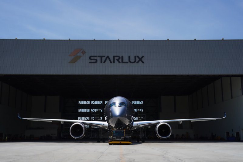 星宇航空首架藝術機「STARLUX AIRSORAYAMA 空山銀」，由星宇航空董事長張國煒親赴法國土魯斯接機，並親自駕駛這架全新A350-1000，於今上午11時降落桃園機場。圖／星宇航空提供
