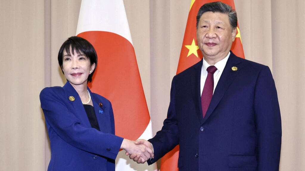 2025年10月31日，韩国庆州，日本首相高市早苗与中国国家主席习近平在会谈前握手。
