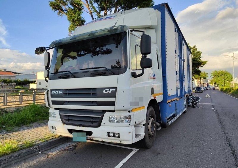 台中市大雅區中科路今天傍晚發生死亡車禍,機車追撞大貨車,騎士死亡。圖/警方提供