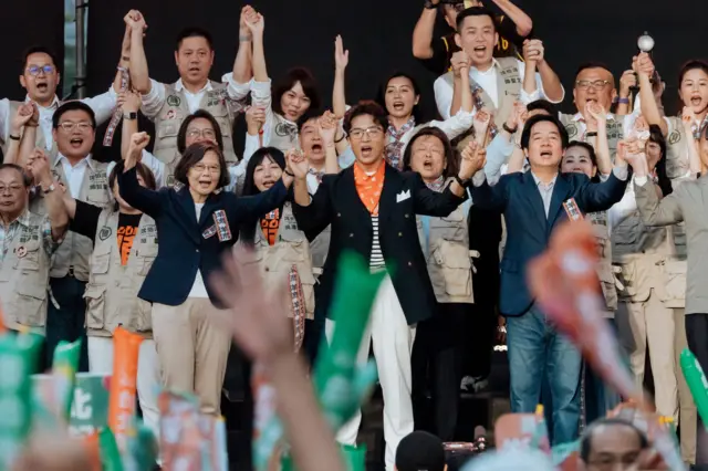 10月4日，沈伯洋举行竞选总部成立大会，前总统蔡英文及现任总统赖清德站台。