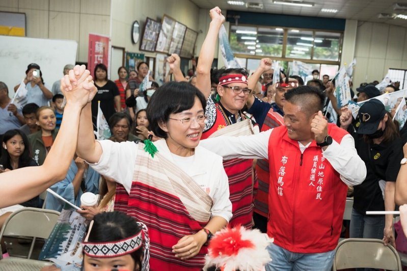 民進黨新北市長參選人蘇巧慧身穿泰雅族傳統披肩（pala）出席布落．馬信原住民族政見座談會。圖／蘇巧慧辦公室提供
