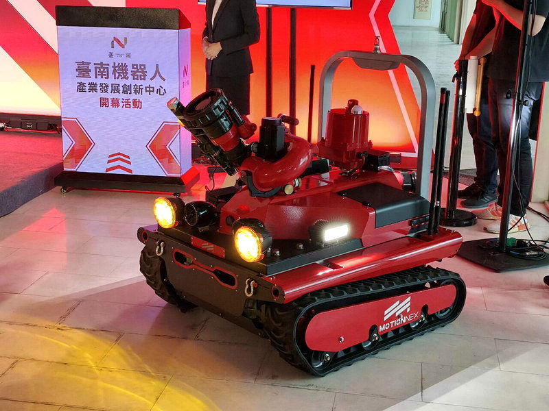 機器人產業正夯；台南市政府今下午在柳營科技工業區成立台南機器人產業發展創新中心創新中心，圖為國人自製的建東精工智控公司生產的消防機器人。記者謝進盛／攝影