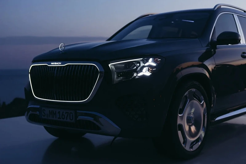 全新Mercedes-Maybach GLS換上發光式Maybach專屬水箱護罩，中央MAYBACH字樣首度具備照明效果。 圖／Mercedes-Benz