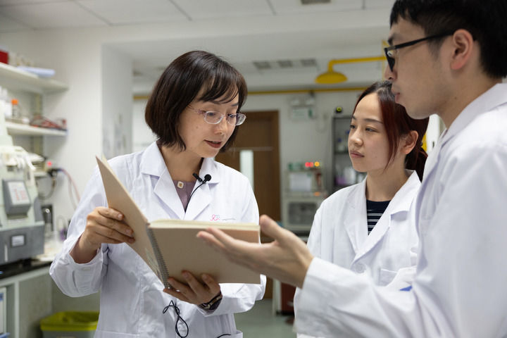 陈玲玲（左一）在中国科学院分子细胞科学卓越创新中心实验室和学生们交流（2022年8月11日摄）。新华社记者 金立旺 摄