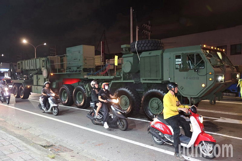 漢光演習首日晚間大批愛國者飛彈車輛出現在高雄鬧區街頭,準備移防到指定陣地。記者劉學聖/攝影