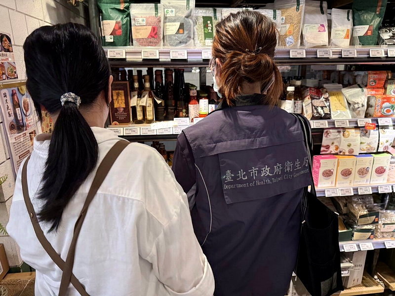 台北市衛生局今日晚間接獲永豐餘自主通報「在地金花小菓苦茶油」檢出苯駢芘不符規定,前往稽查北市13家GREEN& SAFE門市及其旗下2家自營品牌餐廳的下架與使用情形。圖/北市衛生局提供