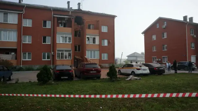 В поселке Софино Раменского района Московской области на фоне российско-украинского конфликта люди собрались у поврежденного жилого дома после удара украинского дрона