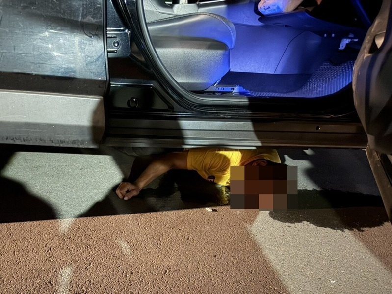 基隆市歐姓男子開車，撞上有喝酒的李姓男子。李男受困底盤下方，消防員頂起休旅車後，救出李男送醫，事故原因由警方調查中。圖／讀者提供