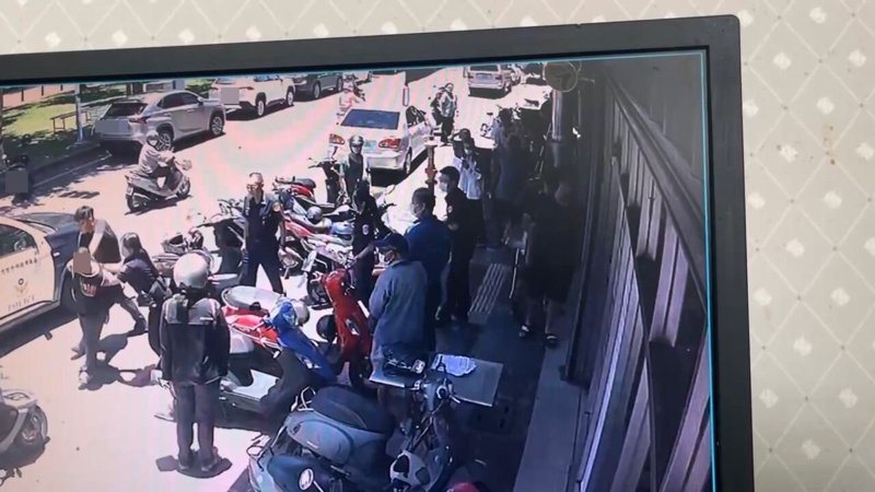 警方到場勸導無效,依法將男子帶返派出所保護管束。圖/翻攝畫面