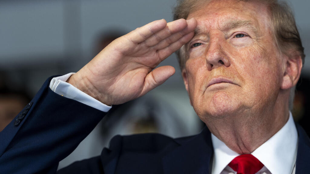 Le président américain Donald Trump se tient debout pendant l’hymne national au début de L'IndyCar Series, à Washington, aux États-Unis, le 23 août 2026.