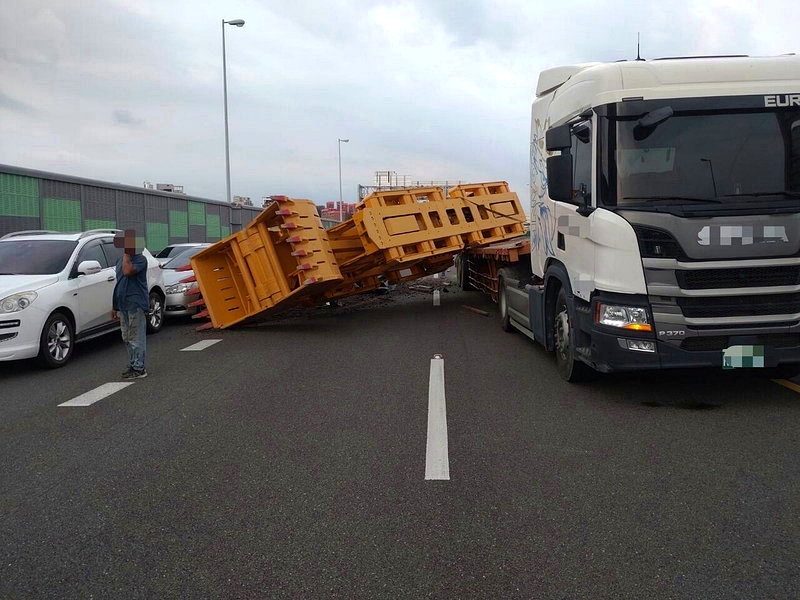 大型機具從聯結車上掉落,直接砸中路過的3輛自小客車。記者巫鴻瑋/翻攝