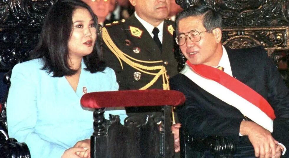 1999年7月28日,秘鲁庆祝独立178周年期间,阿尔韦托·藤森在利马大教堂举行的宗教活动上与藤森庆子交谈。(图源:法新社)