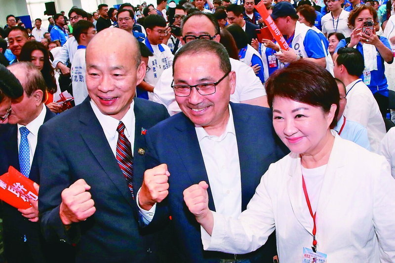 立法院長韓國瑜(左)、新北市長侯友宜(中)、台中市長盧秀燕(右)三人合體重現「禿子、漢子、燕子」。記者林伯東/攝影