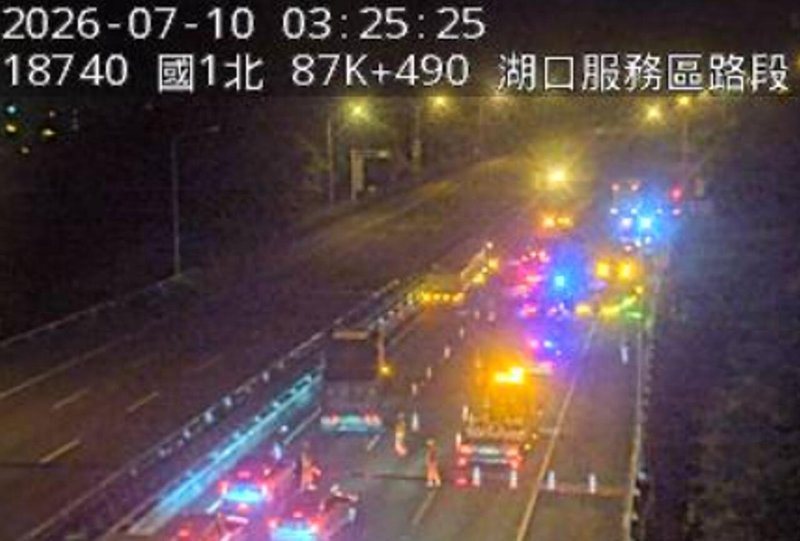 國1北向87.3K交通事故,目前全線封閉中。建議用路人提早改道,小心駕駛。圖/取自高公局1968即時路況