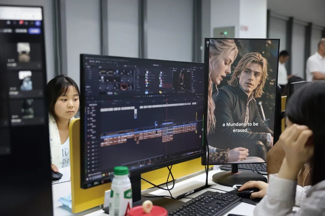 2026 年 7月21日,浙江嘉兴。一家短剧制作公司的工作人员正在进行剧本打磨、实景拍摄、AI 后期制作、海外译制分发等全流程工作。(图 /CFP)