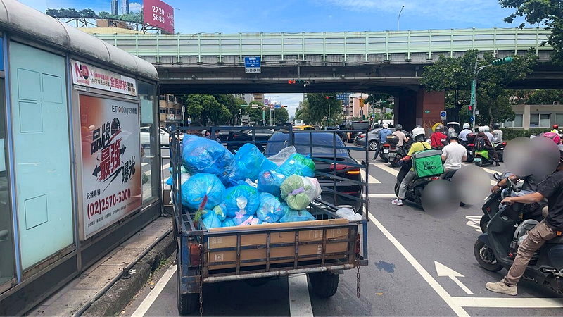 46歲林姓男子今早駕駛三輪車行經<a href='/search/tagging/2/台北市' rel='台北市' data-rel='/2/256302' class='tag'><strong>台北市</strong></a>中山區建國北路、民權東路口時碰撞一輛汽車。圖／警方提供