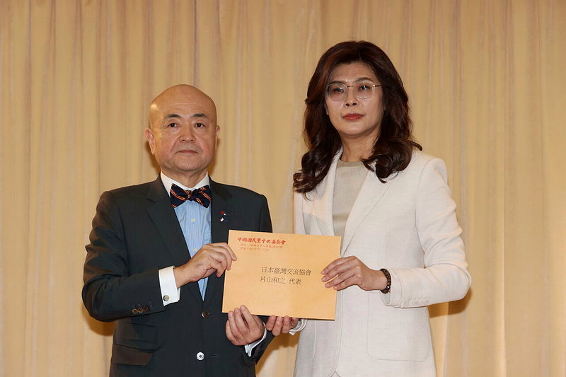 日本熊本地區發生規模7.1強震，國民黨主席鄭麗文前往日本台灣交流協會，交付慰問信及捐款，由日本駐台代表片山和之親自接受。記者張文玠／攝影
