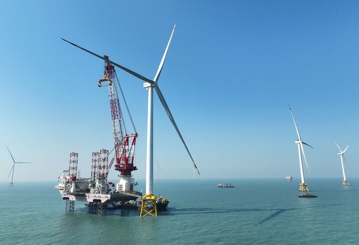 在三峡集团福建漳浦六鳌海上风电场拍摄的20兆瓦海上风电机组和“大桥海风”号2000吨自升式海上风电安装平台(2026年1月13日摄,无人机照片)。新华社记者 林善传 摄