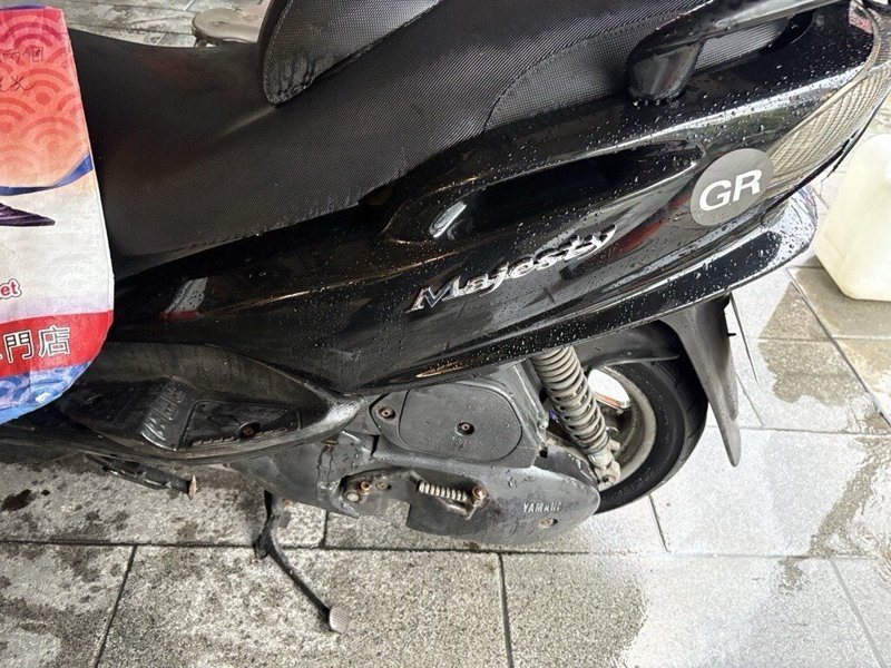 台北市發生公車司機疑因恍神闖紅燈，不但衝撞機車，公車乘客也煞車跌倒頭部不適送醫。記者廖炳棋／翻攝