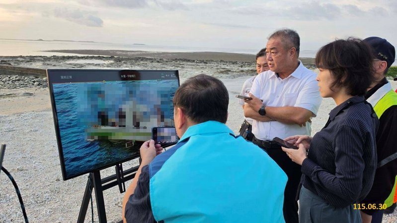 檢警用空拍機將正駕駛小型漁船違法捕撈海膽的項光照及親友一行人當場拍攝下來人贓俱獲。記者巫鴻瑋/翻攝
