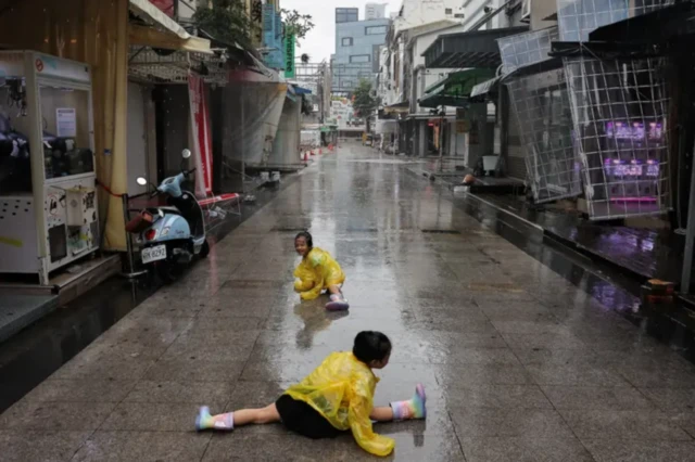 2024年10月2日,台风“山陀儿”(Krathon)逼近台湾高雄之际,孩童在街头玩耍。