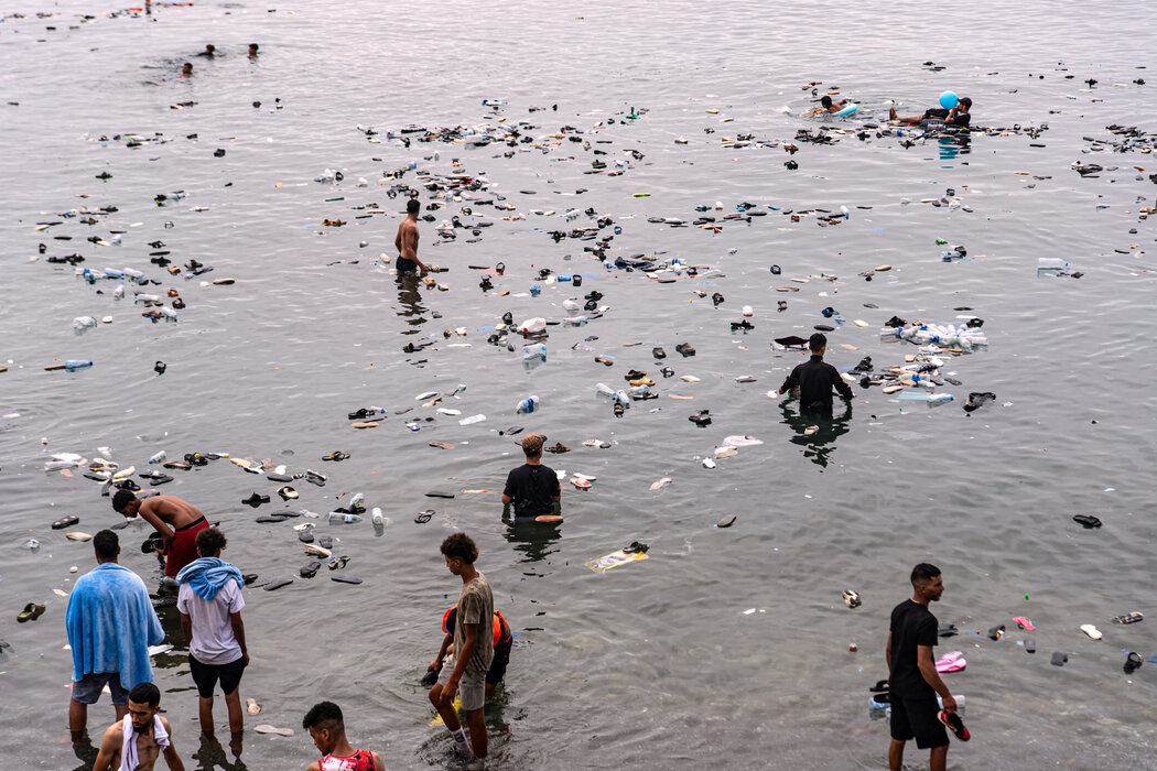 休达近海，海面上漂浮着从摩洛哥越境者的物品和垃圾。
