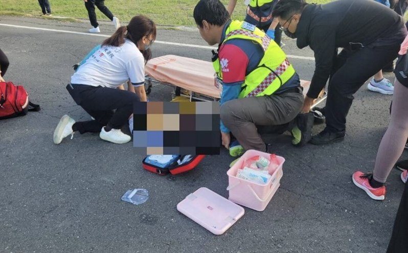 二林鎮伯立歐公益馬拉松今天一名9歲男童跟著參賽的父母陪跑,被一輛汽車擦撞,頭部被輾過,送醫後不治。圖/民眾提供