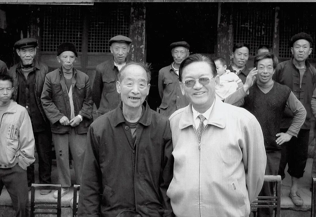 2003年，石仲泉与“苟坝会议”原址的屋主之子及老乡们合影。图/受访者提供