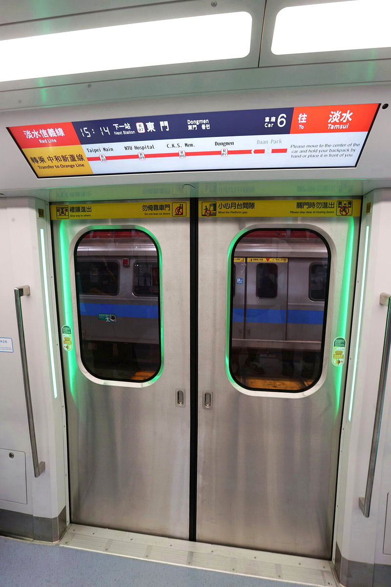 北捷公司下午發表全新列車，北捷與韓國現代樂鐵合作製造新電聯車，新車單列斥資新台幣5.9億元，新車全面採用一字型座椅（圖），旅客上下車更順暢。記者蘇健忠／攝影