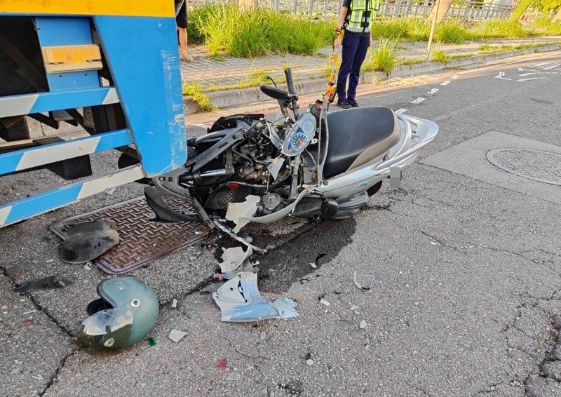 台中市大雅區中科路今天傍晚發生死亡車禍,機車追撞大貨車,騎士死亡。圖/警方提供