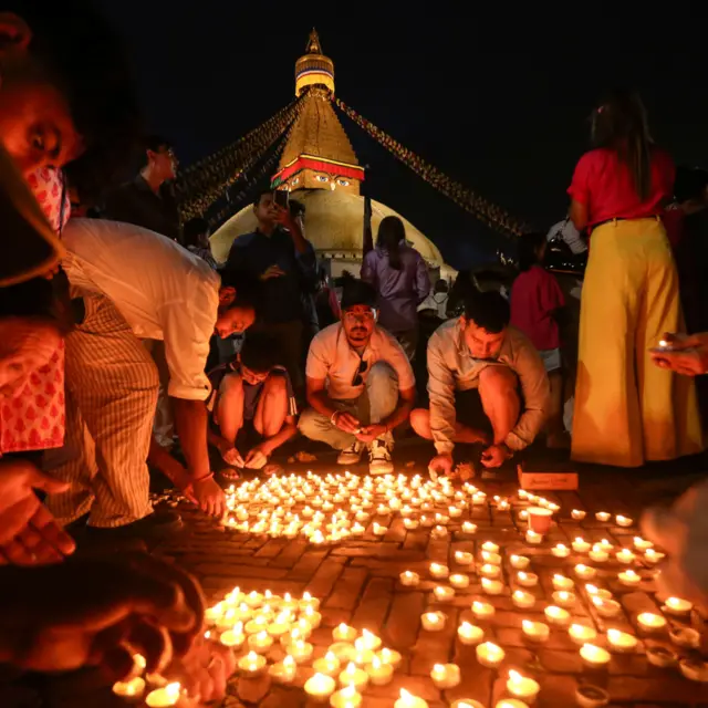 加德满都群众出席一场烛光晚会,悼念8月26日洪灾死难者(3/9/2026)