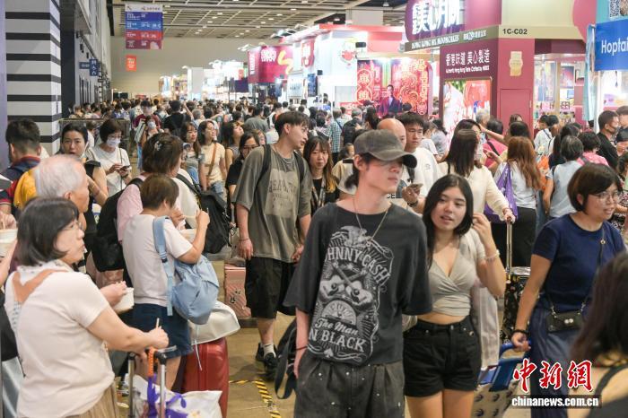 8月13日，由香港贸易发展局主办的美食博览等五大展会同期在香港会议展览中心开幕，吸引了来自超过30个国家和地区的逾1850家参展商。图为民众参观美食博览。　中新社记者 陈永诺 摄