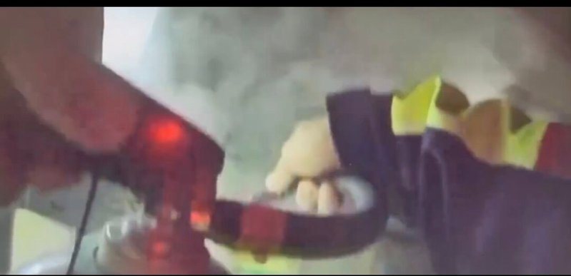 派出所警員帶著滅火器到場，及時滅掉初火。記者鄭國樑／翻攝