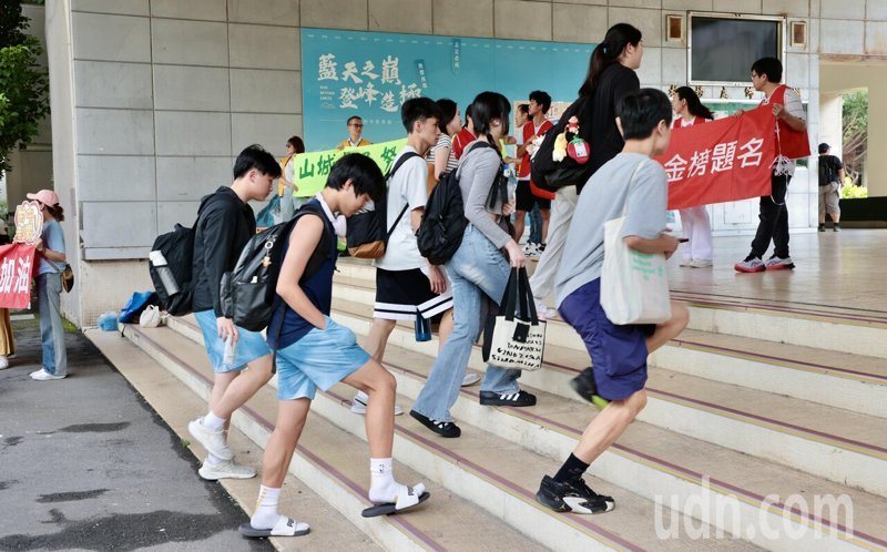 因巴威颱風攪局而延期的115學年分科測驗,從原本周六、周日,延期到今天登場,約有3.9萬的考生參加。記者黃義書/攝影