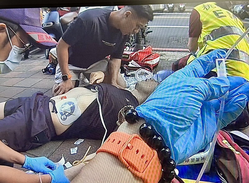 桃園鄧姓男子突然倒地失去生命徵象,正巧機場消防員徐銘輔(中)休假路過,立刻施以援手。圖/桃園市消防局提供