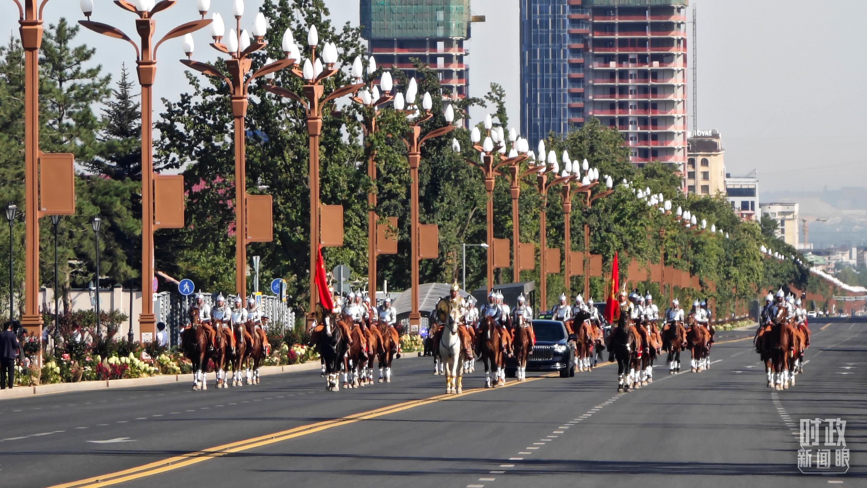 △在骑兵马队护卫下，习近平主席乘车前往和谐宫广场。（总台央视记者韩锐拍摄）