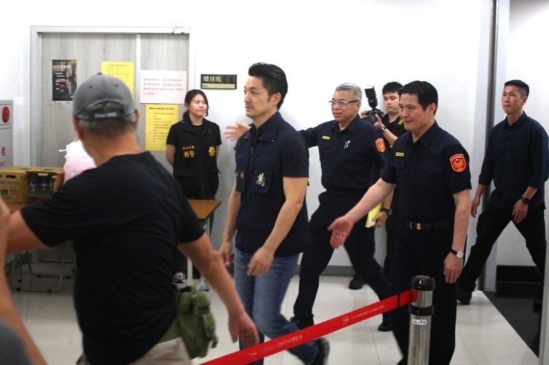 暑期「青春專案」開跑，台北市市長蔣萬安今晚赴松山警分局主持勤前教育，並率隊前往青少年易聚集的KTV等場所視察臨檢。記者李隆揆／攝影