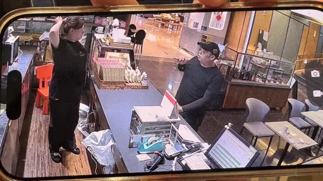 身穿黑衣嫌犯（右）7月6日在饭店施袭前在餐厅购买咖啡，被监视器录下。