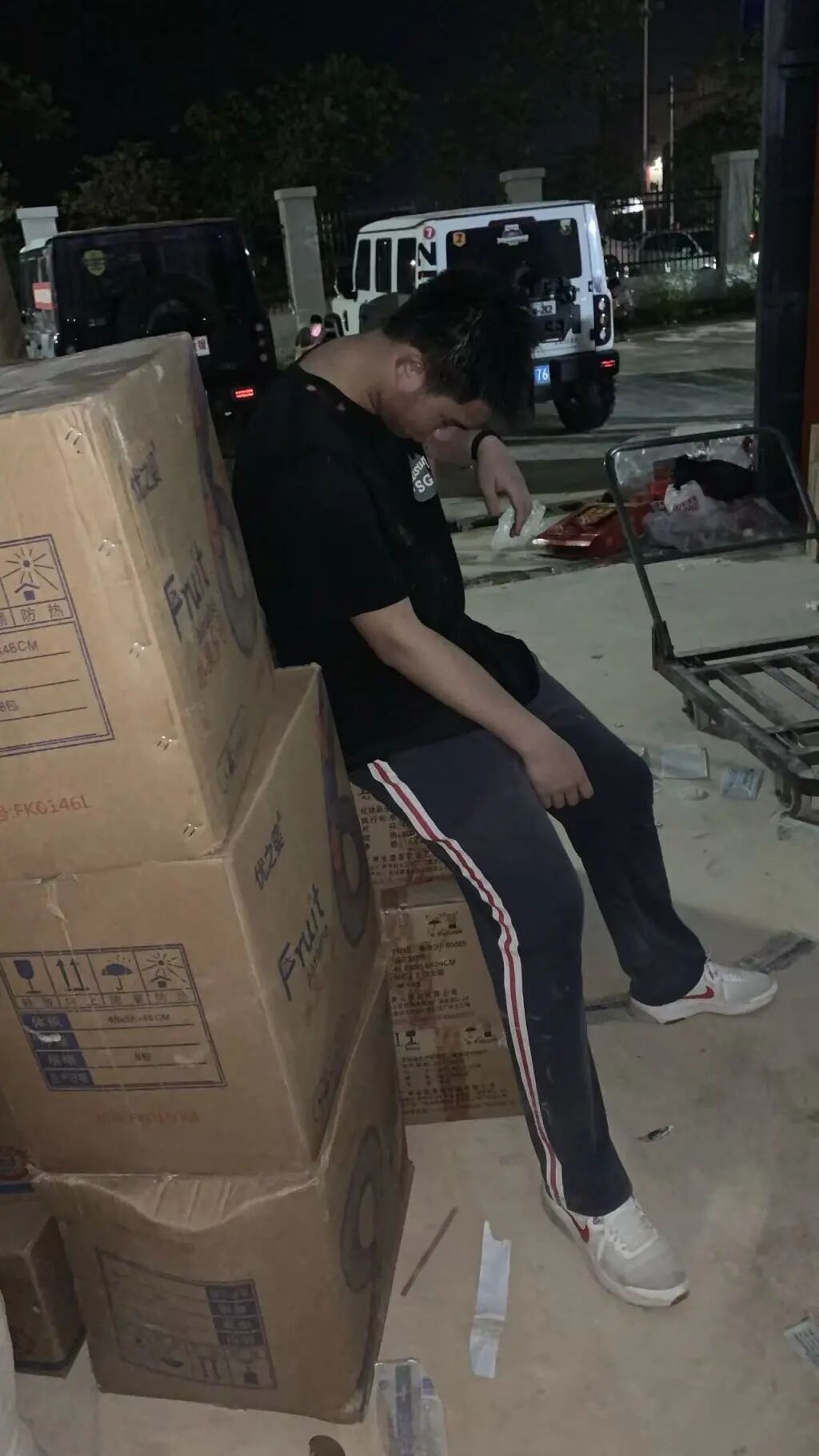 辛子瑜累到站着睡着了